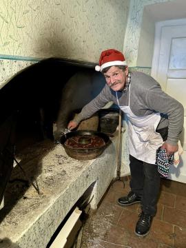 Dane je  vzel potico iz krušne peči